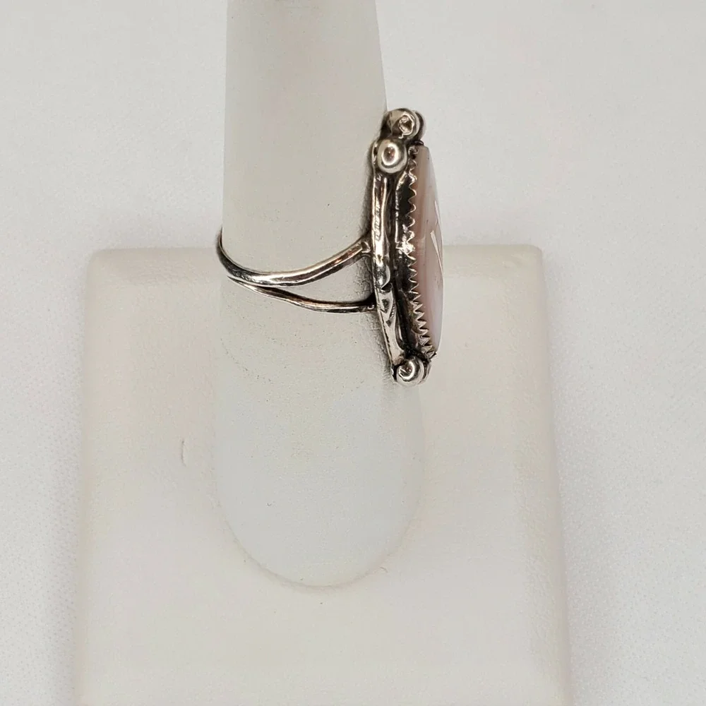 Vintage Ring Southwestern Sterling Silver Mother of Pearl Etched Size 6.75 4.6g‎